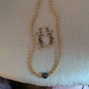 Chic Gold and Pearl Necklace Set